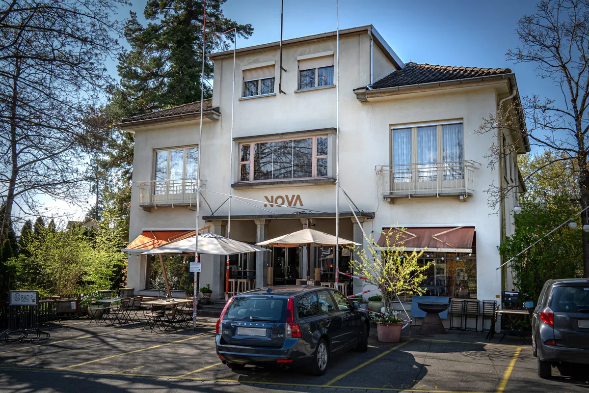 Der Neubau an der Spitalstrasse 1 soll vier Geschosse hoch werden. Nova Theater in Pfäffikon soll Neubau weichen, nun hat sich auch der Heimatschutz eingeschaltet. Auf den Bildern sind Radi und Claudi. Radoslav Bijelic und Claudia Grau.